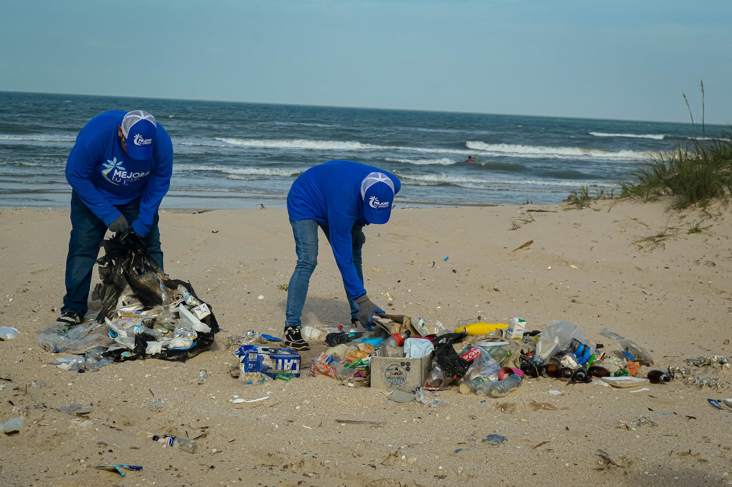 limpieza-contenedores-basura-playa-la-pesca-mejora-tu-playa-julio-2025