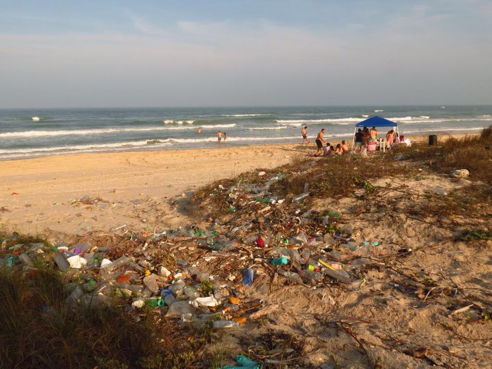 La importancia de mantener una playa limpia.