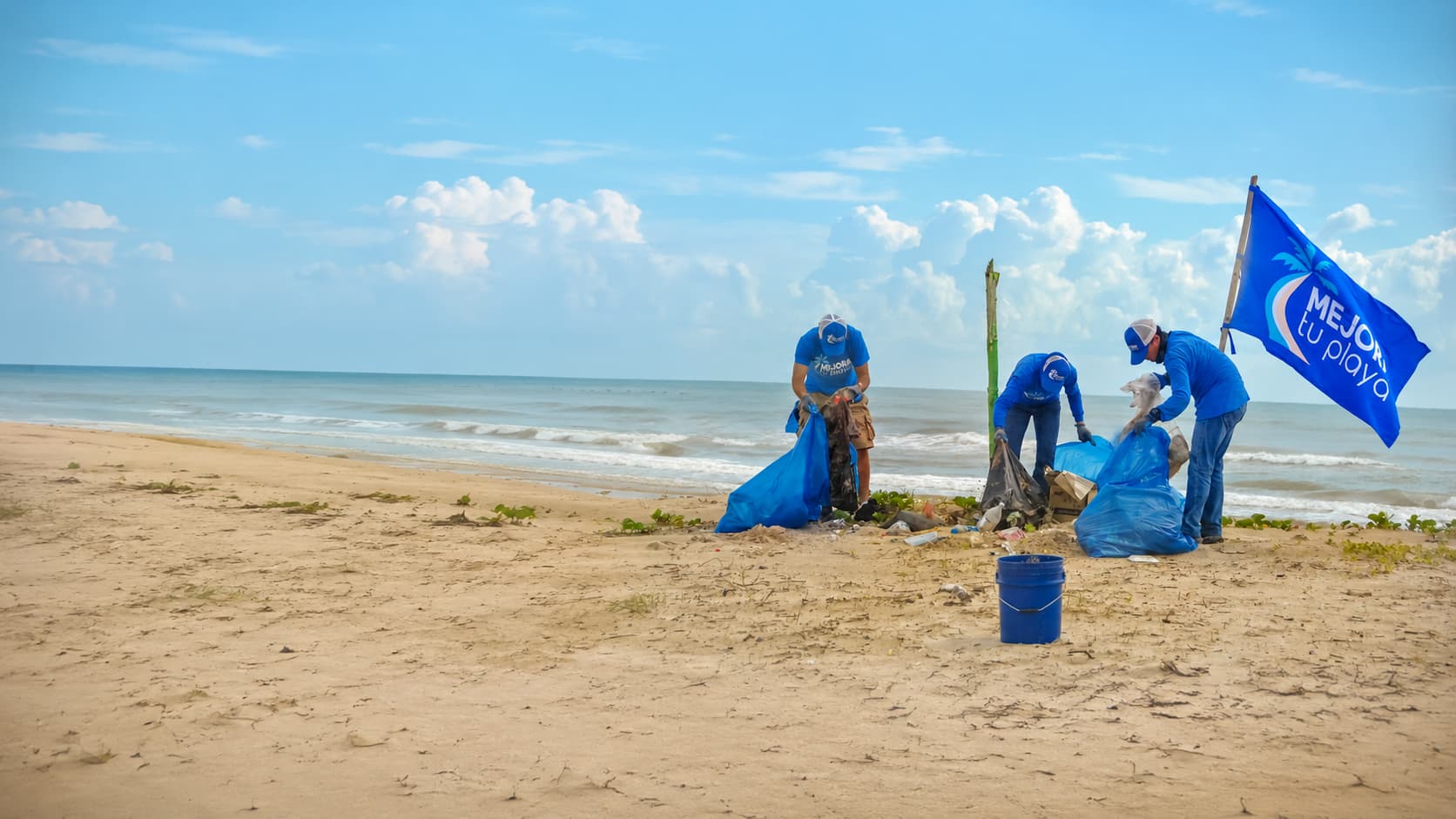 Brigadistas de Mejora tu Playa realizando limpieza